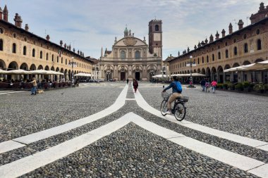 Vigevano, Lombardy, İtalya, 12 Ekim 2024. Katedral perdesiyle Piazza Ducale manzarası