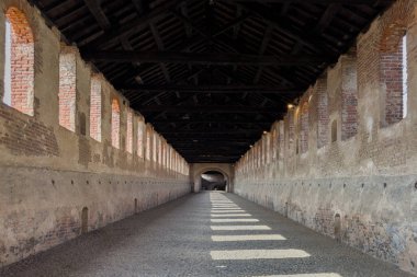 Vigevano Castello Sforzesco, Lombardy, İtalya 'daki yol galerisi manzarası. Eski şatonun yükseltilmiş eşsiz bir yolu var.