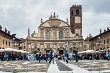 Vigevano, Lombardy, İtalya, 12 Ekim 2024. Bayrak dalgalanmaları durini gösterir