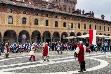 Vigevano, İtalya, 12 Ekim 2024. Vigevano 'nun Palio delle Contrade sırasındaki ana meydanı, geleneksel kostümlerin ve popüler oyunların yer aldığı tarihi yeniden canlandırma.