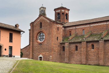 Milano yakınlarındaki bir ortaçağ manastırı olan Abbazia di Morimondo 'nun manzarası ve Roma ve Gotik mimari stillerinin güzel bir örneği, Lombardy Bölgesi, İtalya