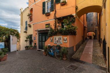 Cervo, Liguria, İtalya, 23 Kasım 2024. İtalya 'nın en güzel köylerinden biri olan Cervo' daki tipik küçük bir meydan ve ara sokak.