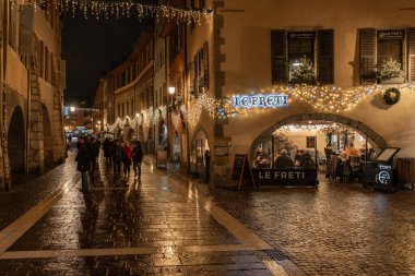 Annecy, Fransa, 7 Aralık 2024. Annecy Old Town 'un Noel' deki gece manzarası