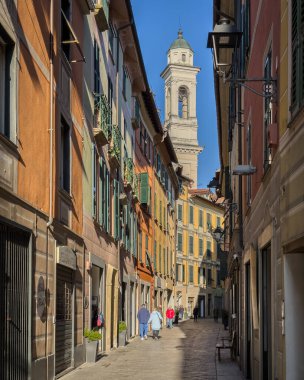 Ovada, Piedmont, İtalya, 15 Şubat 2025. Ovada 'da renkli yayalar, Alessandria' nın Monferrato bölgesinde tipik bir kasaba.