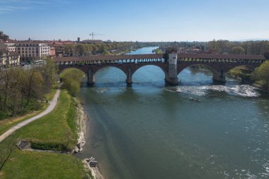Ticino Nehri 'ni geçen Ponte Koperto' nun (Kapalı Köprü) panoramik manzarası. Pavia, İtalya 'nın ünlü bir turizm simgesidir.