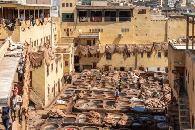 Fez, Fas, 1 Mayıs 2025. Fez Medine 'nin en popüler ve ziyaret edilen yerlerinden biri olan Chouara Tabakhanesi manzarası