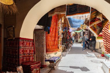 Fez, Fas, 1 Mayıs 2025. Medine 'de geleneksel giysiler satan renkli Fez çarşısı.