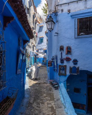 Şef Chaouen, Fas, 2 Mayıs 2025. Chefchaouen Medina 'daki renkli sokak, tipik evleri ve binalarıyla mavi şehir olarak bilinir.