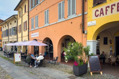 Fontanellato, Emilia-Romagna, İtalya, 2 Haziran 2025. Fontanellato manzarası, Parma 'daki şatosuyla ünlü renkli tarihi bir kasaba.