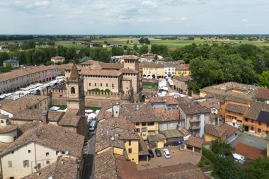 Parma yakınlarındaki tarihi bir kasaba olan Fontanellato 'nun havadan görünüşü Rocca Sanvitale kalesi, Emilia-Romagna, İtalya