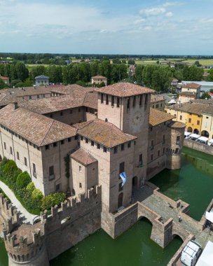 Rocca Sanvitale 'in havadan görünüşü, Fontanellato, Parma, Emilia-Romagna, İtalya' da büyük bir ortaçağ kalesi.