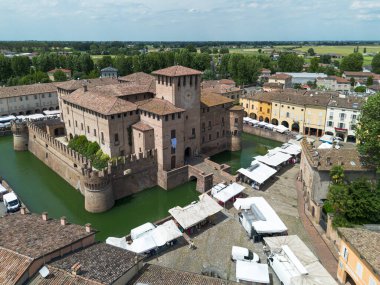 Rocca Sanvitale 'in havadan görünüşü, Fontanellato, Parma, Emilia-Romagna, İtalya' da büyük bir ortaçağ kalesi.
