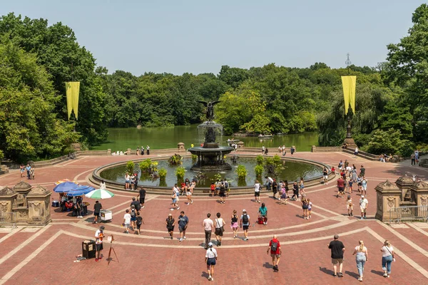 New York, ABD, 16 Ağustos 2024. Bethesda Çeşmesi, Bethesda Terrace, Central Park 'taki Su Meleği heykeliyle birlikte görülüyor.