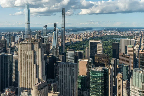 New York City, ABD, 21 Ağustos 2024. Arka planda Central Park 'ın olduğu Manhattan manzarası Zirve Bir Vanderbilt gözlem güvertesinden görülüyor.