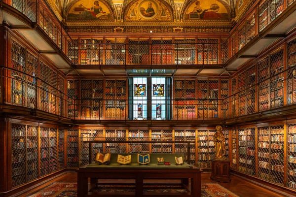 New York, ABD, 21 Ağustos 2024. Morgan Kütüphanesi 'nin içi. Etkileyici bir eski ve nadir kitaplar koleksiyonu. Banker J. P. Morgan 'ın eski özel kütüphanesiydi.