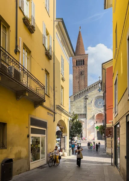 Piacenza, Emilia-Romagna, İtalya, 7 Eylül 2024. Via XX Settembre manzarası, Piacenza 'nın ana alışveriş caddesi. Eski kasaba Katedral' e gidiyor.