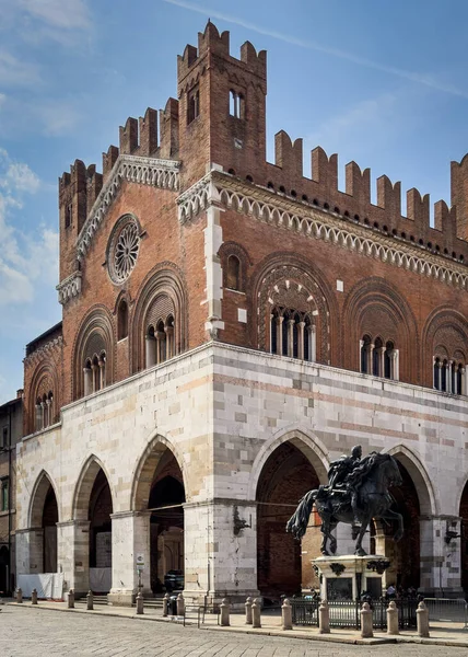Piacenza, Emilia-Romagna, İtalya, 7 Eylül 2024. Piazza dei Cavalli 'nin manzarası, eski Piacenza kasabasının ana meydanı.