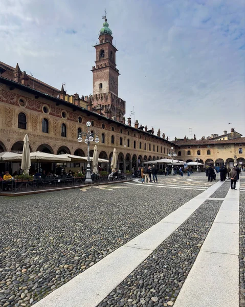 Vigevano, Lombardy, İtalya, 12 Ekim 2024. Rönesans döneminde inşa edilmiş zarif bir meydan olan Piazza Ducale manzarası