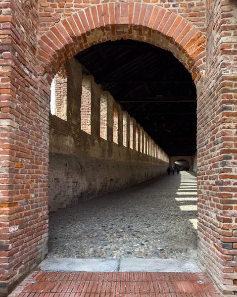 Vigevano Castello Sforzesco, Lombardy, İtalya 'daki yol galerisi manzarası. Eski şatonun yükseltilmiş eşsiz bir yolu var.