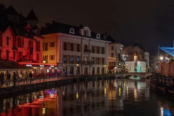 Annecy, Fransa, 7 Aralık 2024. Annecy rıhtım gezisinin Noel zamanı manzarası