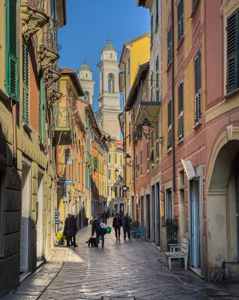 Ovada, Piedmont, İtalya, 15 Şubat 2025. Ovada 'da renkli yayalar, Alessandria' nın Monferrato bölgesinde tipik bir kasaba.