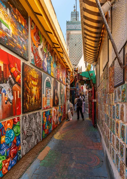 Fes, Fas, 1 Mayıs 2025. Gökkuşağı Sokağı manzarası, Fes Medina 'da renkli sanat eserleri sergilenen bir ara sokak.