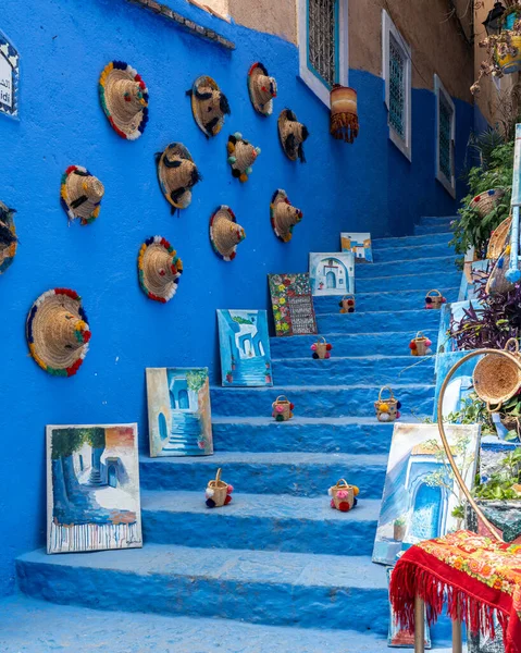 Şef Chaouen, Fas, 2 Mayıs 2025. Şef Chaouen 'de renkli bir ara sokakta geleneksel Fas sanat eserleri ve el sanatları sergileniyor.