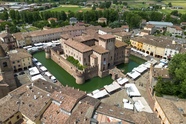 Parma yakınlarındaki tarihi bir kasaba olan Fontanellato 'nun havadan görünüşü Rocca Sanvitale kalesi, Emilia-Romagna, İtalya