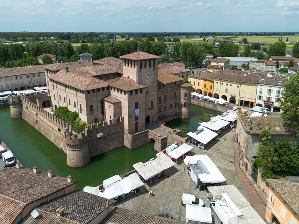 Rocca Sanvitale 'in havadan görünüşü, Fontanellato, Parma, Emilia-Romagna, İtalya' da büyük bir ortaçağ kalesi.