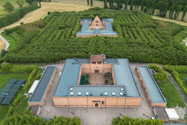 Labirinto della Masone 'nin havadan görünüşü, var olan en büyük bambu labirenti ve kültür parkı, Fontanellato, Parma, İtalya