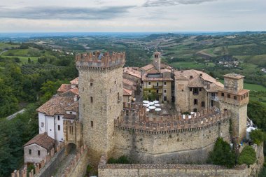 İtalya 'nın en güzel köylerinden Vigoleno' nun havadan görünüşü.