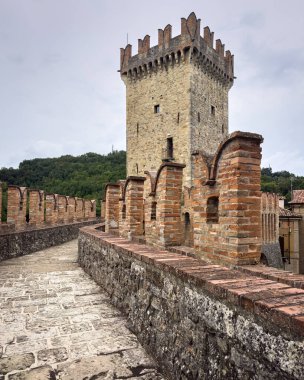 İtalya 'nın Piacenza ilinde bulunan Viogoleno Kalesi' nin manzaralı duvarı ve kulesi.