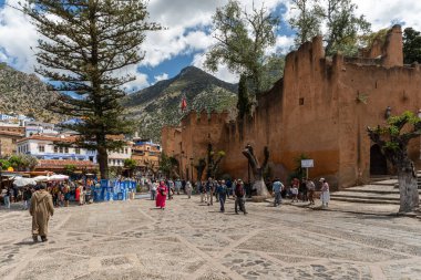 Şef Chaouen, Fas, 2 Mayıs 2025. Uta Hamam Meydanı manzarası, Şef Chaouen 'in kalbindeki ana meydan.