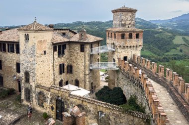 İtalya 'nın Piacenza ilindeki popüler bir turizm merkezi olan Vigoleno Kalesi' nden görüntüler