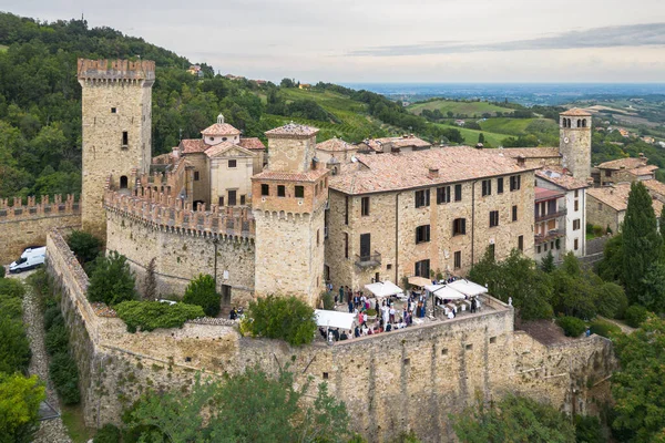 İtalya 'nın en güzel köylerinden biri olan tarihi Vigoleno köyünün hava manzarası.