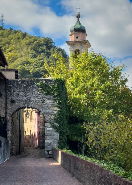 Piedmont bölgesinin Cuneo eyaletinin en güzel köylerinden biri olarak kabul edilen Garessio manzarası.
