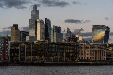 Günbatımında Londra şehrinin finans bölgesinin ufuk çizgisi