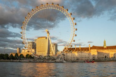 Londra 'nın gözü gün batımında Thames, Londra, İngiltere' de bir gemi gezisinde görüldü.