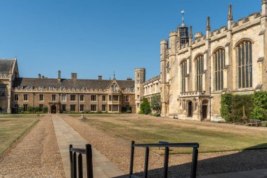 Cambridge 'deki en prestijli üniversitelerden biri olan Trinity Üniversitesi Büyük Mahkemesi