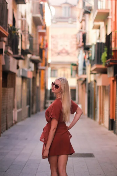 Gyönyörű szőke lány séta a városban, Spanyolország — Stock Fotó