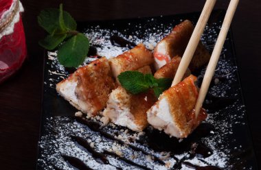 tatlı karanlık bir arka plan üzerinde rulo