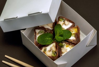 Tatlı ulaşım için bir kutu içinde rulo