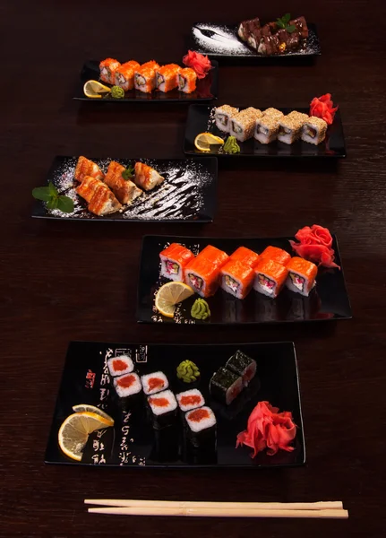 生姜とレモンの暗い背景の平板ロール寿司 — ストック写真