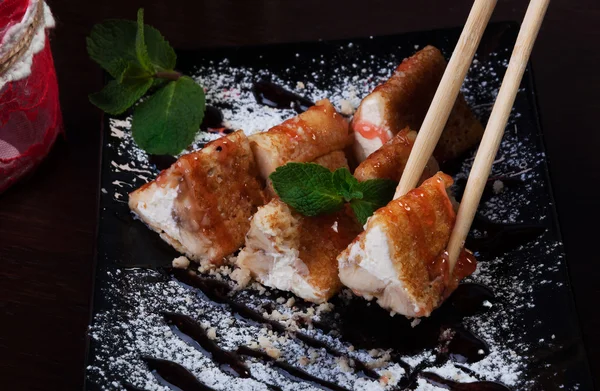 tatlı karanlık bir arka plan üzerinde rulo