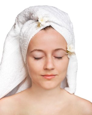 Kafasında havlu olan genç bir kadın.