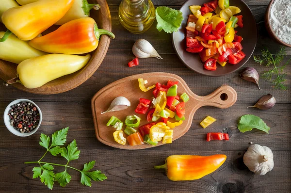 dolmalık biber ahşap zemin üzerine sarımsaklı