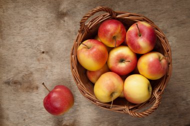 Sepette kırmızı elmalar