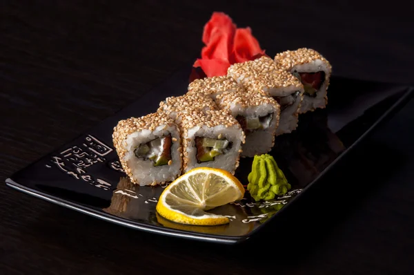 suşi rulo zencefil ve limon ile bir plaka üzerinde