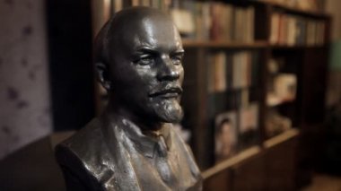 eski odasında Lenin büstü