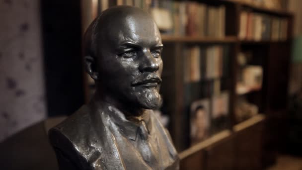 Un busto de Lenin en la vieja habitación — Vídeo de stock